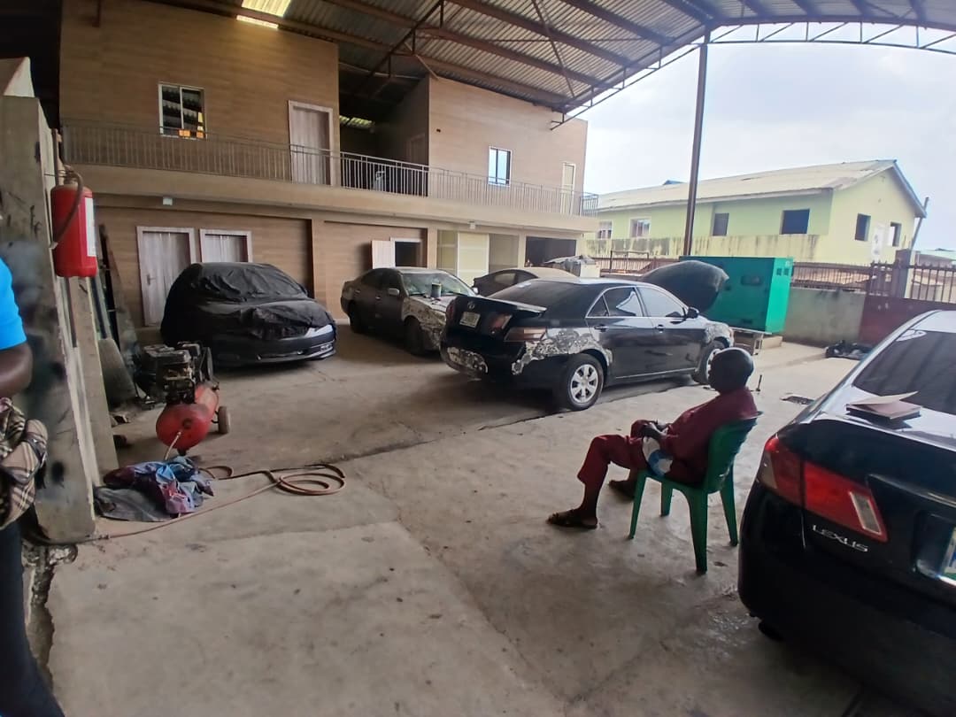 Workshop bay with multiple vehicles